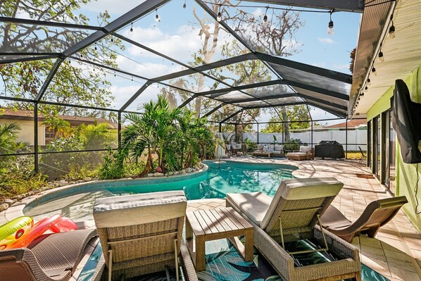 Your dream retreat awaits! Enjoy a luxurious escape featuring a private pool, an outdoor patio with a bar and TVs, and a unique dome screen for an unforgettable stay!