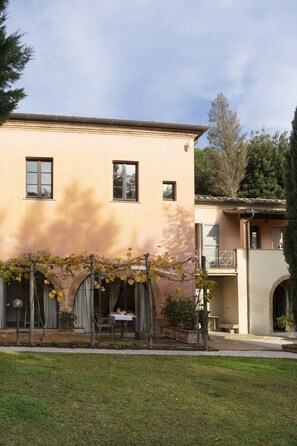 Bâtiment, Plante, Ciel, Nuage, Fenêtre, Arbre, Maison, Chalet, Façade, Arecales