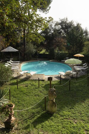L'Eau, Plante, Piscine, Ombre, Mobilier De Jardin, Paysage Naturel, Herbe, Arbre, Chaise, Loisir