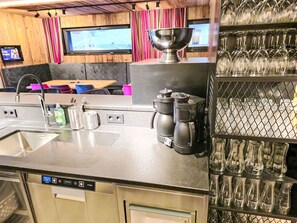 Interior Design, Beleuchtung, Flooring, Küche, Küchengerät, Decke, Countertop, Major Appliance, Light Fixture, Holzbeize