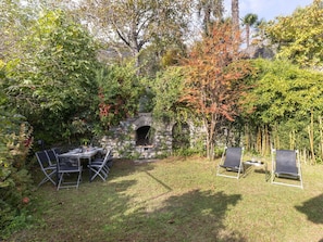 Pflanze, Pflanzengemeinschaft, Natürliche Landschaft, Baum, Stuhl, Grundstueck, Schatten, Gartenmöbel, Gras, Strauch