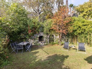 Pflanze, Pflanzengemeinschaft, Natürliche Landschaft, Baum, Stuhl, Grundstueck, Schatten, Gartenmöbel, Gras, Strauch