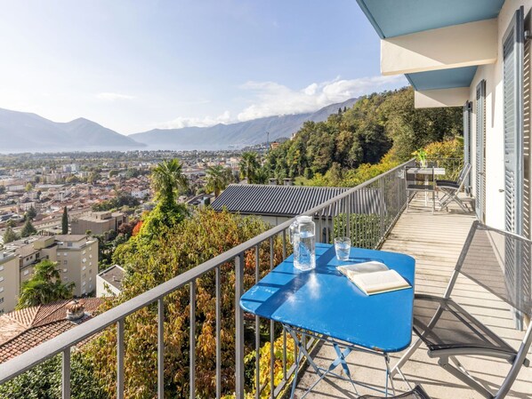 Ciel, Nuage, Propriété, Bâtiment, Plante, Bleu Azur, Architecture, Ombre, Mobilier De Jardin, Condominium
