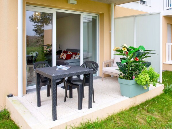 Plant, Table, Property, Furniture, Building, Interior Design, Houseplant, Shade, Chair, Flooring