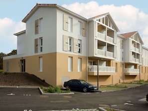 Building, Sky, Car, Cloud, Window, Plant, House, Vehicle, Wheel