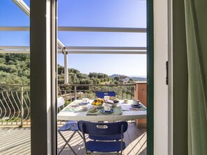Himmel, Eigentum, Gebäude, Tabelle, Fenster, Stuhl, Azurblau, Schatten, Interior Design