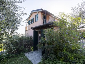 Pflanze, Himmel, Gebäude, Fenster, Baum, Hütte, Grundeigentum, Gras, Strauch, Fassade