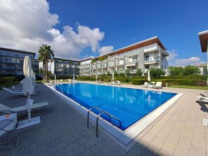 Cloud, Sky, Water, Building, Property, Plant, Swimming Pool, Window, House, Outdoor Furniture