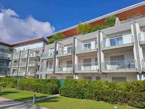 Sky, Building, Plant, Property, Cloud, Window, Urban Design, Condominium, Neighbourhood, Residential Area