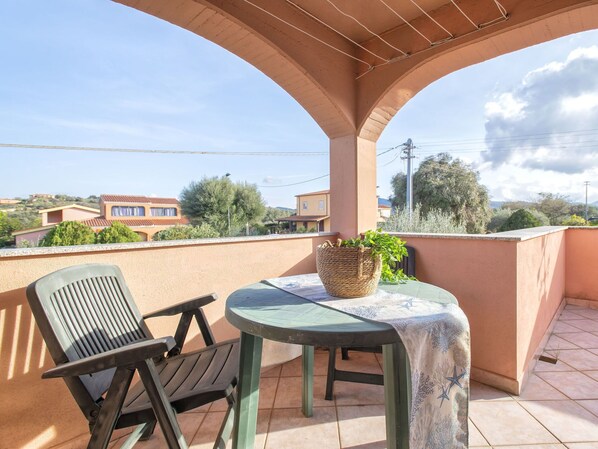 Propriété, Ciel, Nuage, Plante, Bois, Table, Mobilier De Jardin, Ombre, Architecture, Arbre