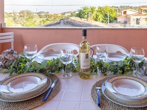 Vaisselle, Table, Bouteille, Vaisselle, Drinkware, Fenêtre, Assiette, Nappe De Table, Serveware, Ciel