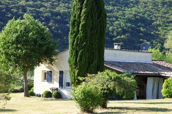 Ibie's Paradise!\nCharming house nestled in a green setting