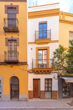 Vista frontal de la propiedad