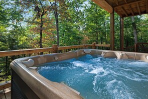 L'Attitude Adjustment - Hot Tub on Lower Level Patio