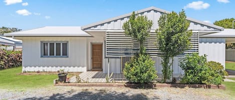 This quaint beachside stay is ideal for groups or families looking to be close to all the action Torquay Foreshore has to offer.
