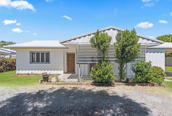 This quaint beachside stay is ideal for groups or families looking to be close to all the action Torquay Foreshore has to offer.