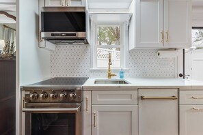 Nicely equipped kitchen with oven, microwave and dishwasher 