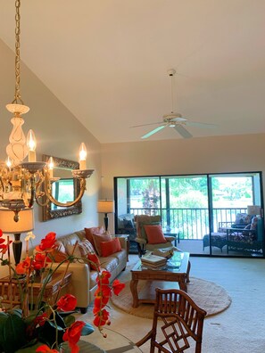 Living room/dinning rooms.