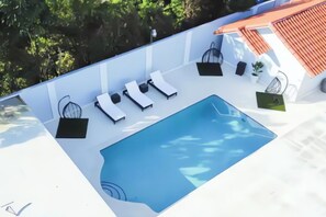 Gather and relax in this complete pool perfect for your vacations.