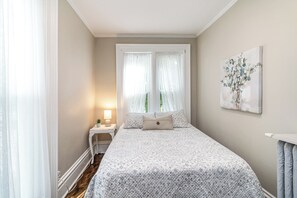 Valpo Villa bedroom w/ Queen bed