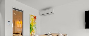 Indoor dining for 6
