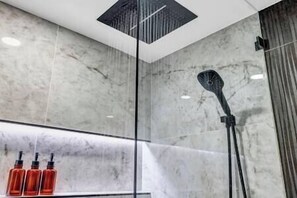 Ceiling-mounted thermostatic rain shower with additional handheld shower