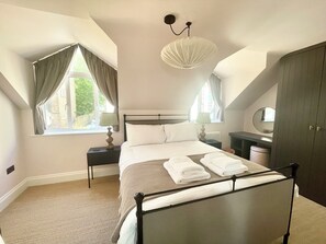 Bedroom with King bed and Ensuite (1)