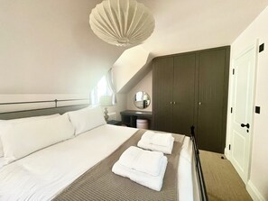 Bedroom with King bed and Ensuite (2)