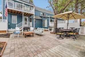 The outdoor space of this house is great! Grill, talk, and eat together