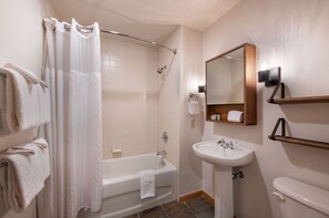 Sink, Sink Faucet, Bathtub, Tub, Indoors