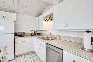 Kitchen | Central A/C & Heating | Free WiFi