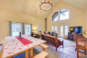 Dining Area & Living Room | Full Futon | 1st Floor | Smart TV | Free WiFi