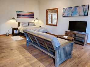 Studio apartment with Queen bed, full futon couch and Smart TV 