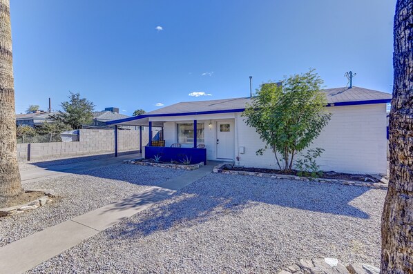 Welcome to Desert Willow Cottage, a spacious and inviting two-bedroom, one-bathroom accommodation.