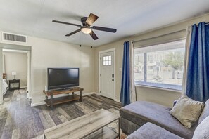 Cozy living room with Roku streaming and Wi-Fi for entertainment