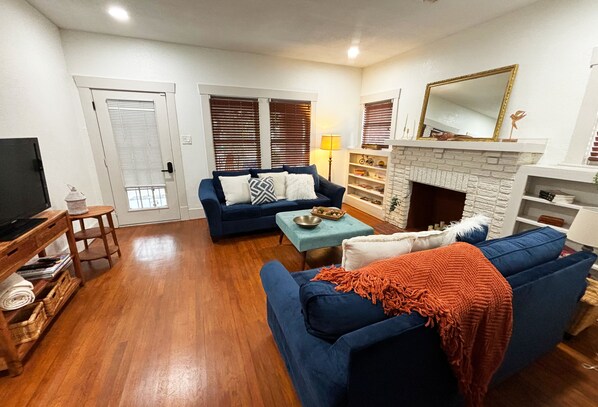 Enter into this home's cozy and inviting living area!