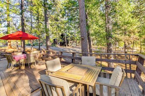 Deck | Fire Pit Table | On-Site Wildlife Spotting | 12 Mi to to Downtown Murphys