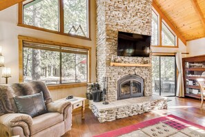 Living Room | 2nd Floor | Smart TV | Free WiFi | Fireplace