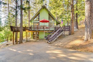 3-Story Cabin | Self Check-In | 4 Mi to Calaveras Big Trees State Park