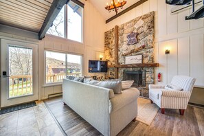 Living Room | Full Sleeper Sofa | 1st Floor | Flat-Screen TV | Fireplace