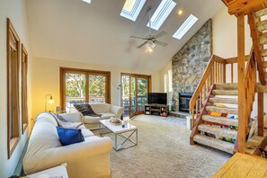 Living Room | Main Level | Smart TV | Free WiFi | Gas Fireplace | Board Games