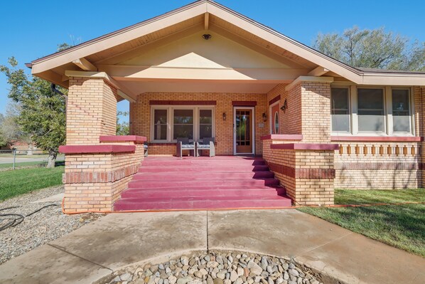 Roswell Vacation Rental | 2BR | 2BA | 6 Steps to Enter | 1,600 Sq Ft