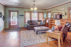 Living Room | Free WiFi | Central A/C & Heating