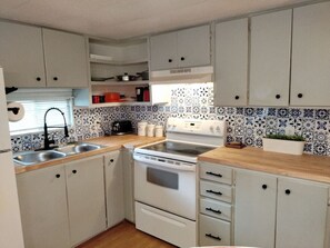 Cook up a storm! Fully equipped kitchen with an electric stove, bar seating, and retro diner table—perfect for a hearty breakfast or a family dinner. Enjoy the convenience of a 2-basin sink for easy clean-up!