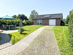 Busk, Hus, Tag, Boligområde, Hjem, Sommerhus, Have, Indkørsel, Estate, Stuehus