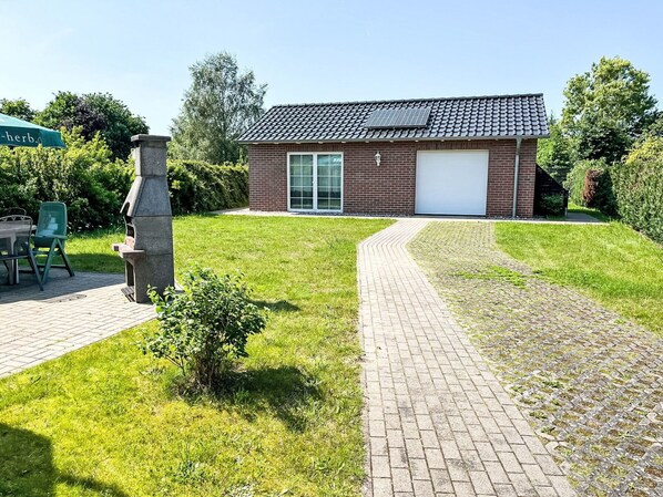 Hus, Tag, Boligområde, Hjem, Sommerhus, Have, Estate, Stuehus, Lawn, Sidespor