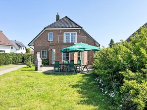 Bygning, Græs, Vindue, Tag, Hus, Boligområde, Hjem, Busk, Sommerhus, Arkitektur