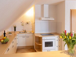 Cuisine, Design Intérieur, Meubles, Bois, Sol, Comptoir, Plafond, Appareil De Cuisine, Sol, Cabinetry