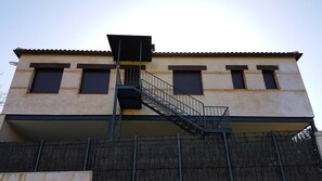 Fachada oeste y escalera de bajada a la piscina y al patio 
