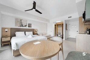 Studio with a fully equipped kitchen: Features a king size bed and a Smart TV 
